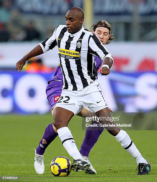 Riccardo Montolivo of ACF Fiorentina battles for the ball with Mohamed Sissoko of Juventus FC during the Serie A match between at ACF Fiorentina and...