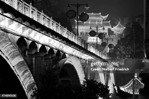 fenghuang bridge - fenghuang stockfoto's en -beelden