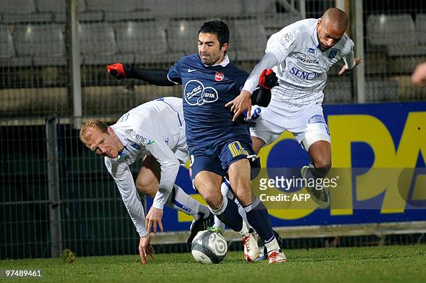 Valenciennes' Tunisian midfielder Fahid Ben Khalfallah vies with Auxerre's French midfielder Aurelien Capoue and Auxerre's Swiss defender Stephane...