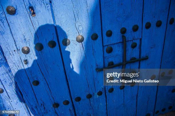 sombra sobre azul - sombra stock pictures, royalty-free photos & images