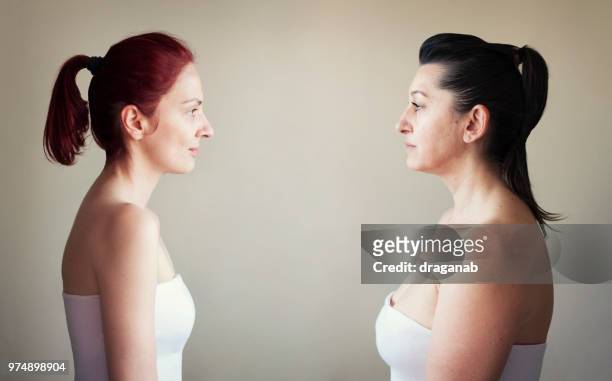 confrontatie - side view mirror stockfoto's en -beelden