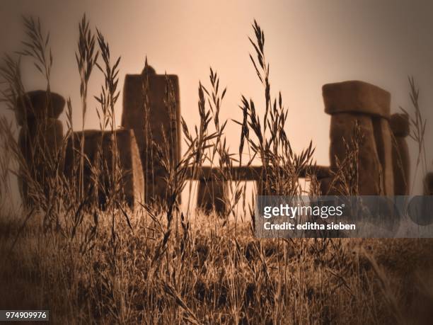 stonehenge- architecture aus der steinzeit - steinzeit stock pictures, royalty-free photos & images