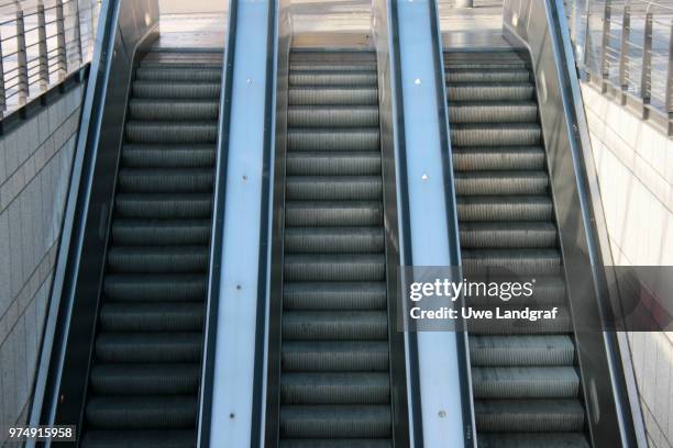 rolltreppe - rolltreppe stock pictures, royalty-free photos & images