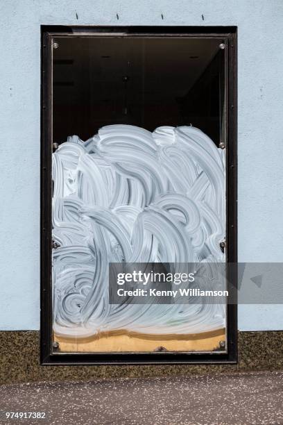 privacy - empty store window stockfoto's en -beelden