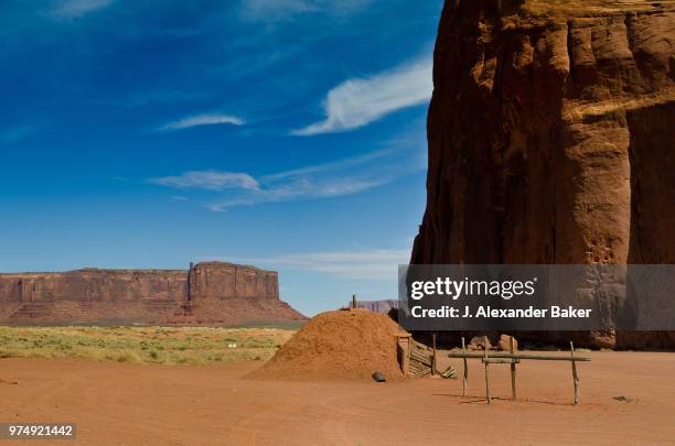 navajo hogan, monument valley - navajo hogan stockfoto's en -beelden