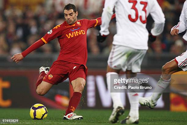 Simone Perrotta of AS Roma in action during the Serie A match between AS Roma and AC Milan at Stadio Olimpico on March 6, 2010 in Rome, Italy.
