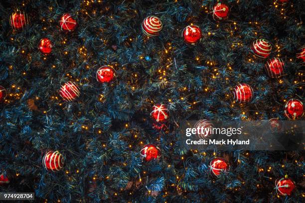 red christmas decorations on christmas tree - christmas background stock pictures, royalty-free photos & images
