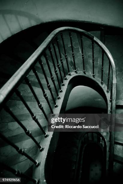 escalier marseillais - escalier street stockfoto's en -beelden