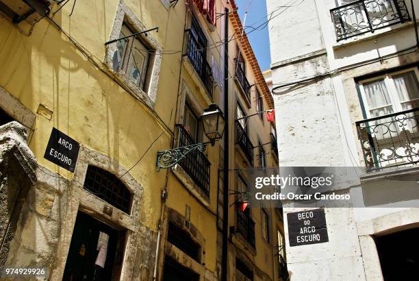 arco escuro - escuro fotografías e imágenes de stock