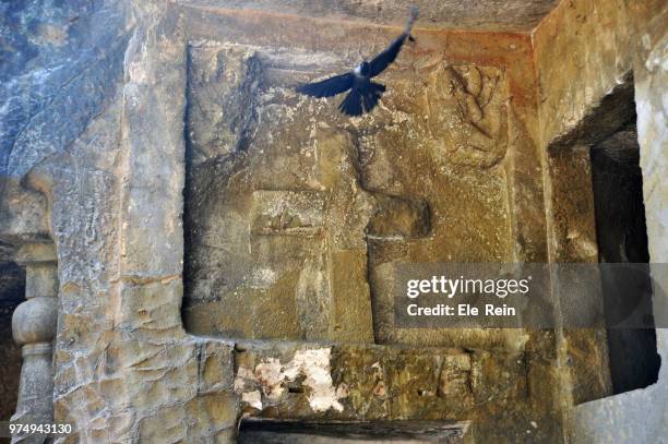 mandapeswar caves, mumbai:ruins of first hindu cave temple - old houses in mumbai stockfoto's en -beelden