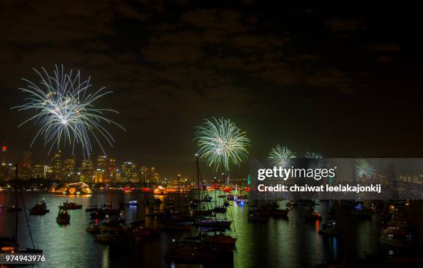 fireworks sydney new years eve 2013 - leelakajonkij stock-fotos und bilder