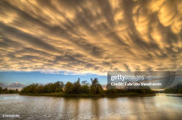 san dona' di piave - piave river - blustery sky - san dona di piave imagens e fotografias de stock