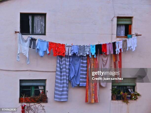 ropa tendida - ropa stockfoto's en -beelden