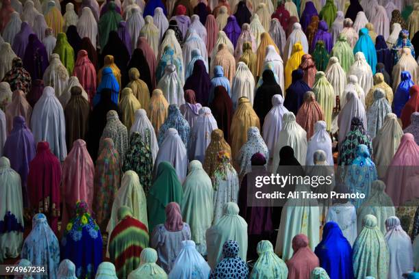 praying taraweh, istiqlal mosque, ramadan, jakarta - masjid istiqlal stock pictures, royalty-free photos & images