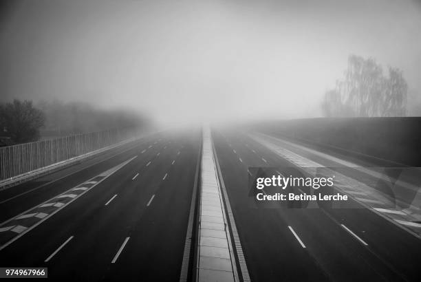 empty highway in fog - lerche foto e immagini stock