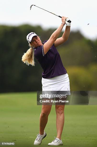 Brittany Lincicome of the USA plays an approach shot on the 6th hole during round four of the 2010 ANZ Ladies Masters at Royal Pines Resort on March...