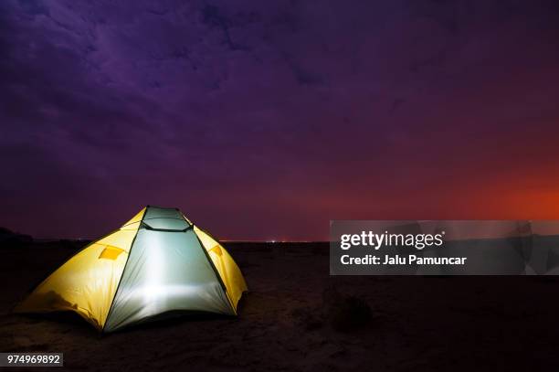 tent under night sky, qatar - arabian desert adventure night photos et images de collection