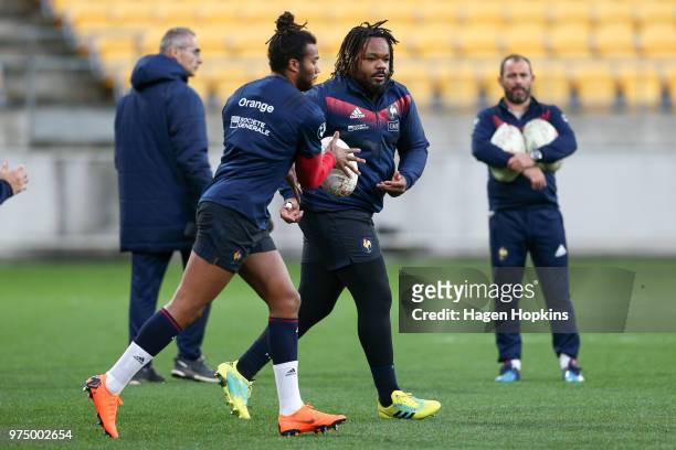 Mathieu Bastareaud passes to Teddy Thomas during the France Captain's Run at Westpac Stadium on June 15, 2018 in Wellington, New Zealand.