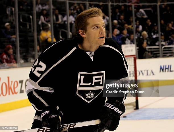 Jeff Halpern of the Los Angeles Kings warms up for the game with the Montreal Canadiens on March 6, 2010 at Staples Center in Los Angeles,...