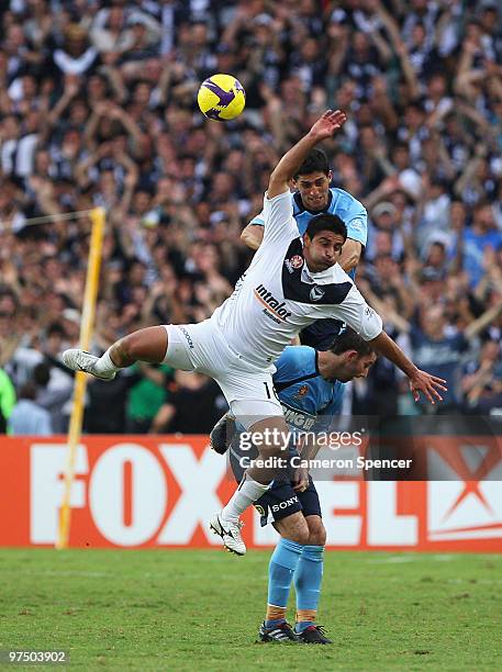 Carlos Hernandez of the Victory heads the ball during the A-League Major Semi Final match between Sydney FC and Melbourne Victory at Sydney Football...