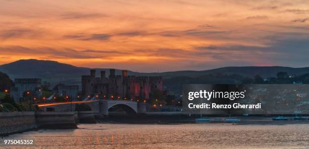 conwy castle and townscape in background at sunset, conwy, wales, uk - renzo gherardi foto e immagini stock
