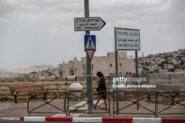 Dpatop - A new road sign points the way to the US embassy is seen in the Jewish neighborhood of Arnona, on the East-West Jerusalem line in Jerusalem,...