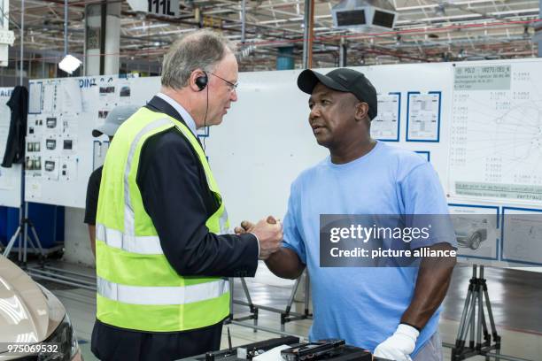 Südafrika, Uitenhage: Stephan Weil , Ministerpräsident von Niedersachsen, besucht das VW-Werk Uitenhage und spricht mit einem VW-Mitarbeiter. 10 May...