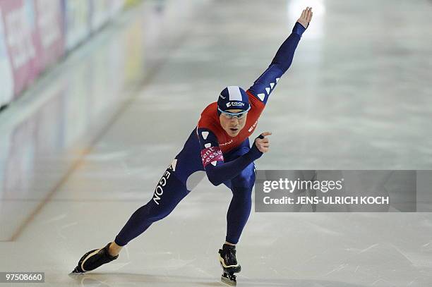 Netherland's Jan Smeekens competes in the men's 500m Speed Skating race of the ISU World Cup in the eastern German city of Erfurt on March 6, 2010....