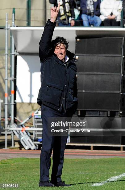 Head coach of Siena Alberto Malesani signals to his players during the Serie A match between AC Siena and Parma FC at Stadio Artemio Franchi on March...