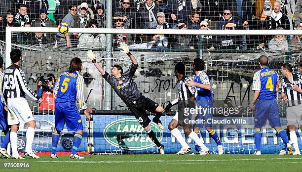 Antonio Mirante of Parma FC in action during the Serie A match between AC Siena and Parma FC at Stadio Artemio Franchi on March 7, 2010 in Siena,...