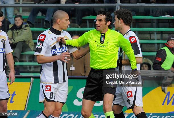 Referee Antonio Giannocaro stands between Gokhan Inler and Antonio Floro Flores of Udinese during the Serie A match between Atalanta BC and Udinese...