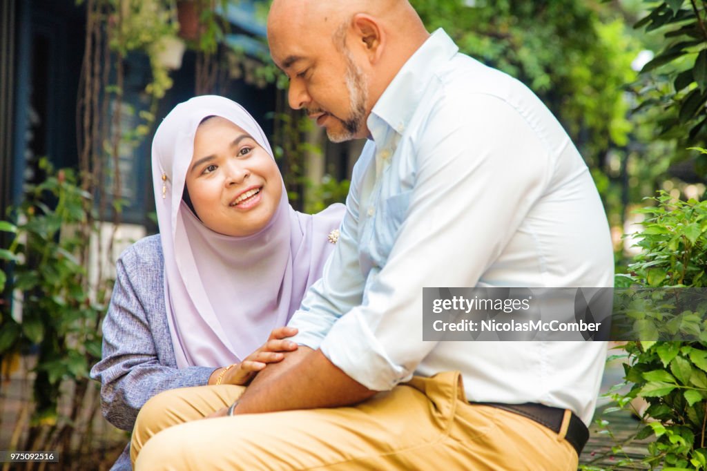 Muslimische Frau Aufmunterung ein trauriger Mann Freund Städtisches Motiv