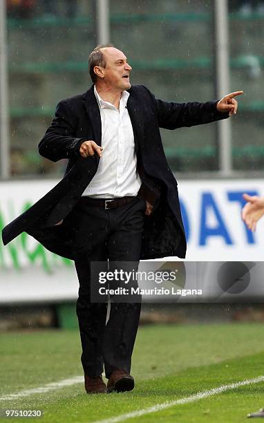 Delio Rossi coach of US Citta' di Palermo gestures during the Serie A match between US Citta di Palermo and AS Livorno Calcio at Stadio Renzo Barbera...