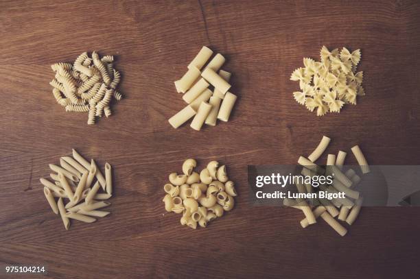 tipi di pasta corta - lumen stock pictures, royalty-free photos & images