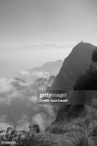 clouds by mount emei, sichuan province, china - emei shan stockfoto's en -beelden