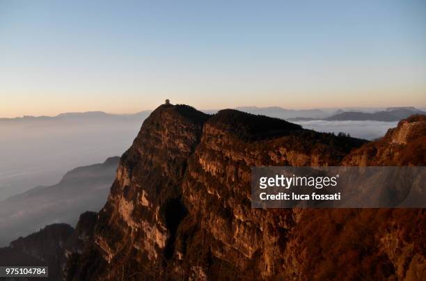 mount emei at sunrise, sichuan province, china - emei shan stockfoto's en -beelden