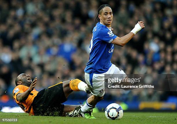 Steven Pienaar of Everton battles with Kamil Zayatte of Hull during the Barclays Premier League match between Everton and Hull City at Goodison Park...