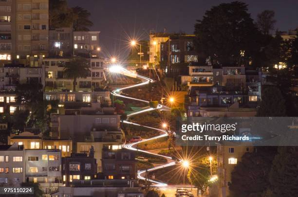 lombard street at night, san francisco, california, usa - lombard street san francisco photos et images de collection