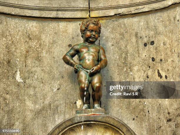 manneke pis ! - manneke pis stock pictures, royalty-free photos & images