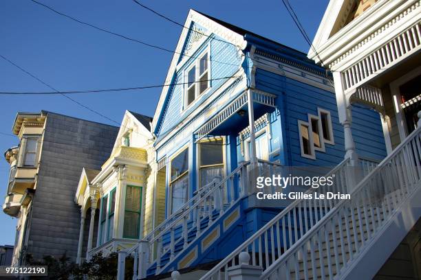 la maison bleue - façade maison stockfoto's en -beelden