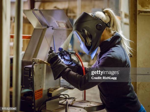 vrouwelijke tig lasser - lasser stockfoto's en -beelden