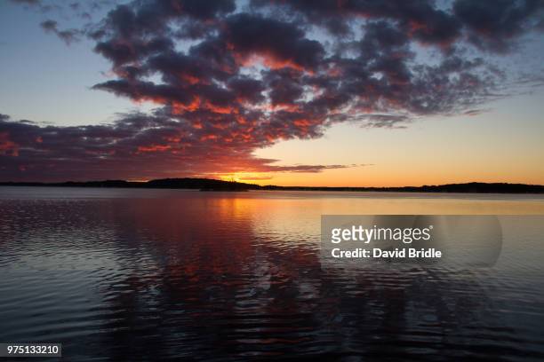 sunrise over lake, grantham, lincolnshire, england, uk - grantham lincolnshire 個照片及圖片檔