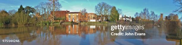 the river avon at stratford in the sun - avon river photos et images de collection