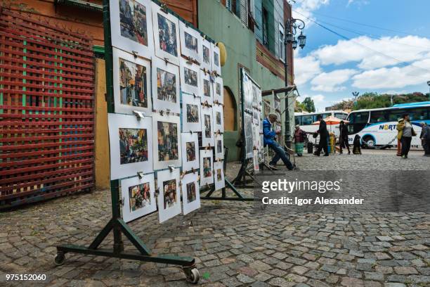 paintings exhibited in caminito, buenos aires, argentina - buenos momentos stock pictures, royalty-free photos & images