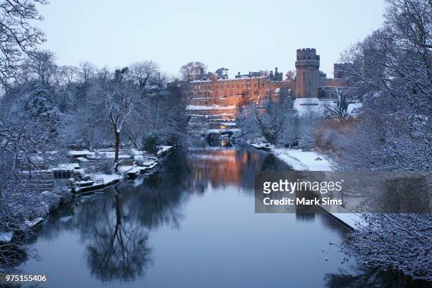 warwick castle in the snow - warwick castle 個照片及圖片檔