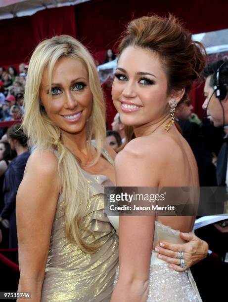 Singer Miley Cyrus and her mother Tish Cyrus arrive at the 82nd Annual Academy Awards held at Kodak Theatre on March 7, 2010 in Hollywood, California.