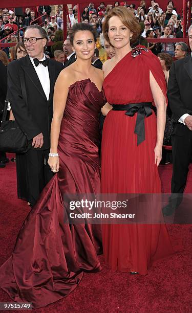 Actresses Penelope Cruz and Sigourney Weaver arrive at the 82nd Annual Academy Awards held at Kodak Theatre on March 7, 2010 in Hollywood, California.