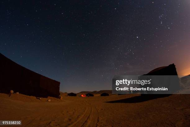 bereber camp at zagora's desert - zagora imagens e fotografias de stock