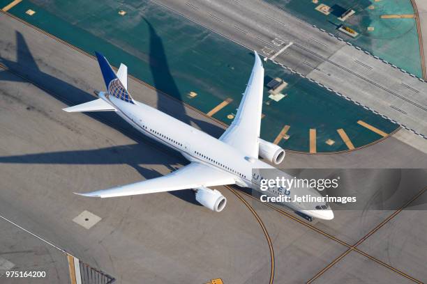 united airlines boeing 787 dreamliner - landing gear stock-fotos und bilder
