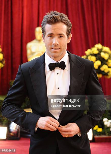 Actor Ryan Reynolds arrives at the 82nd Annual Academy Awards held at the Kodak Theatre on March 7, 2010 in Hollywood, California.